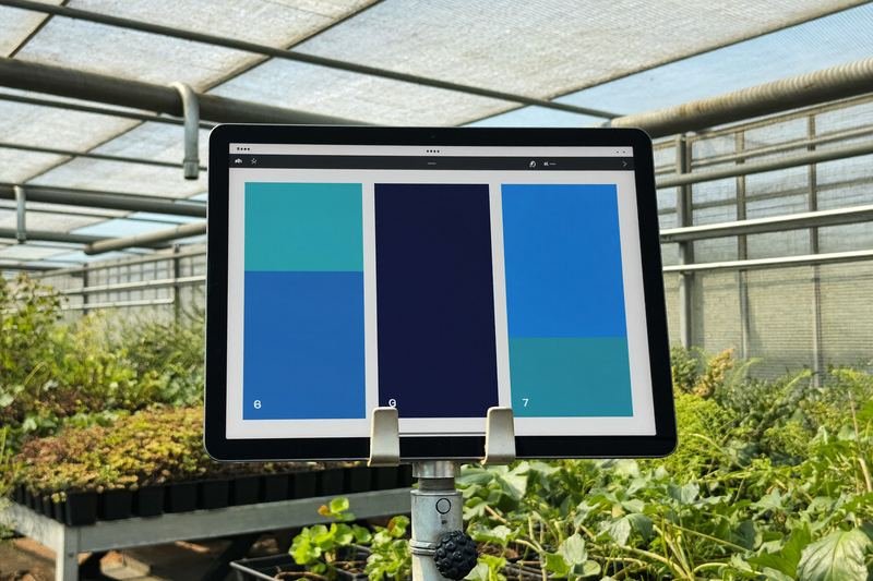 Tablet op een standaard in een kas met een eenvoudige app met grote knoppen