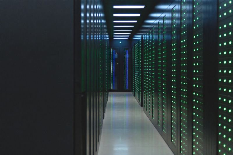 Serverruimte met donkere racks en groene statuslampjes