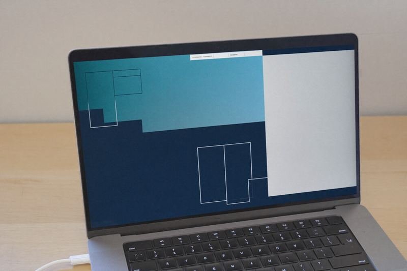 Laptop met een strak websiteontwerp in blauw en teal