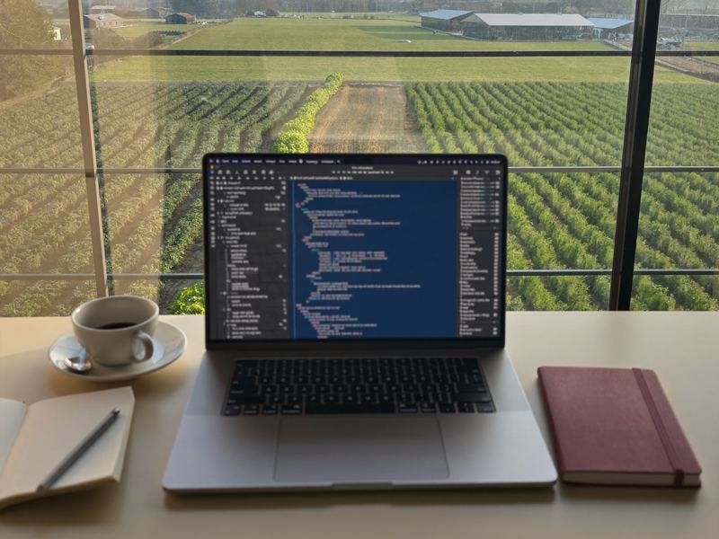 Werkplek met laptop en uitzicht op kassen in het Westland